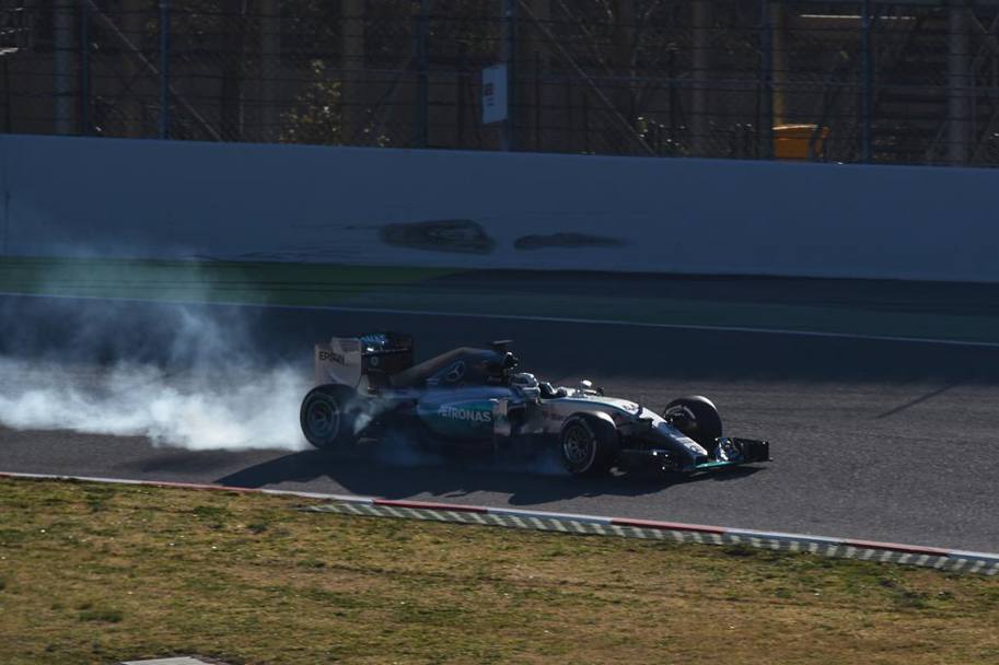 Test Montmel, ecco alcune foto della terza giornata di lavoro: Lewis Hamilton spinge la sua Mercedes